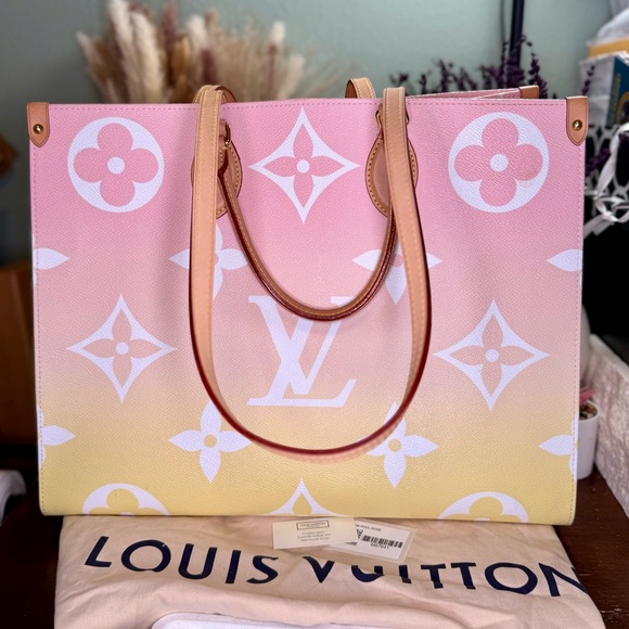 EUC Louis Vuitton Monogram Giant By The Pool OnTheGo GM Light Pink - Picture 5 of 10